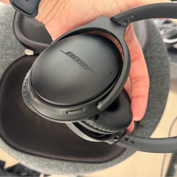 Black wireless Bose headphones - Picture 4 of 6